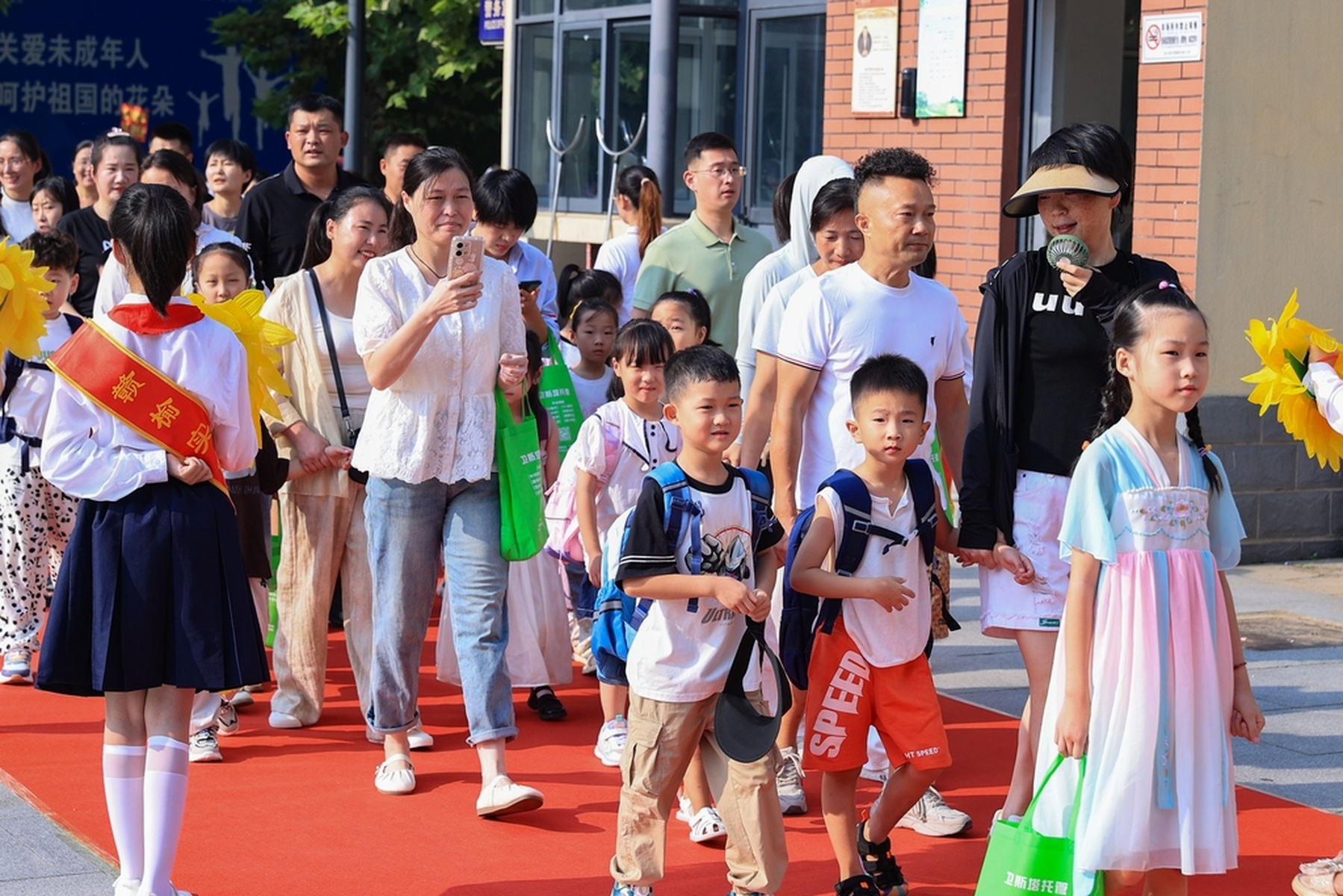 多地区中小学生迎秋假 40f560080ebe4b0285cd7ac9524ef191.jpeg