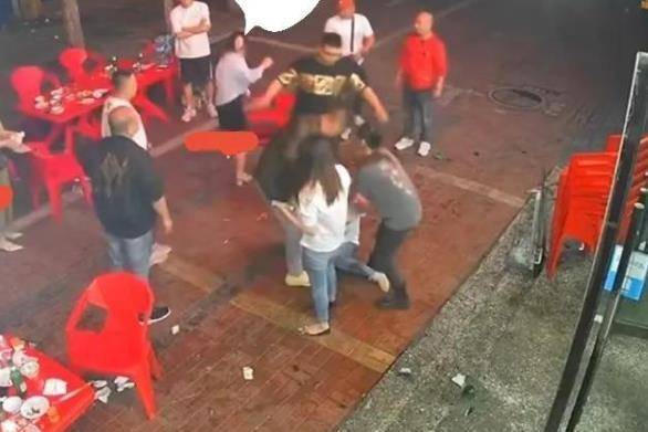 可恨！河北唐山烧烤店打人事件引发众怒，众人为受害女孩发声
