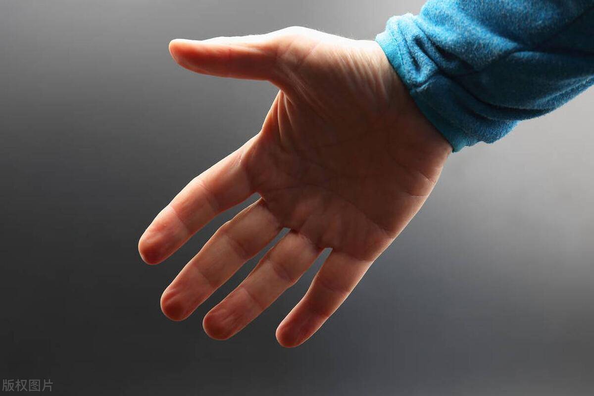 中年人手抖是什么病的症状？