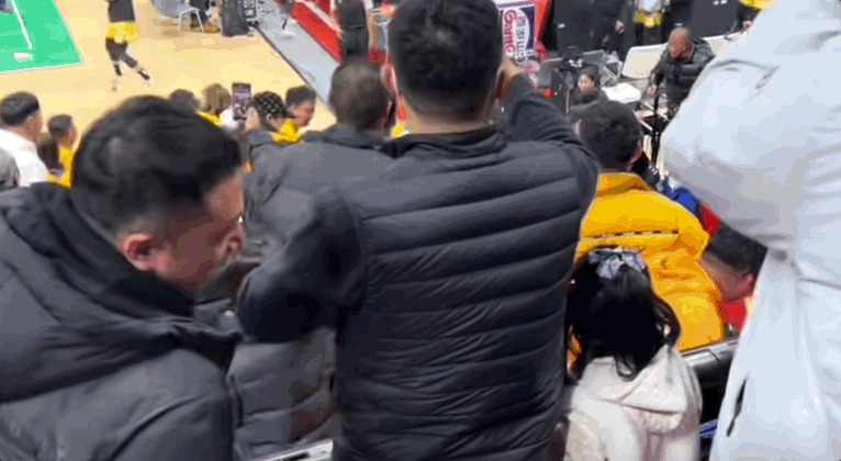 原创             中国篮球又乱了 裁判引众怒狼狈逃离球场 球迷狂扔杂物手指怒骂