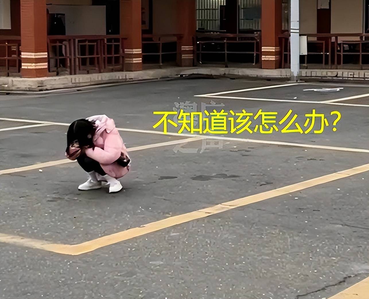 女子被扔服务区,上完WC出来男友开车跑了,女生:我们就吵了一架