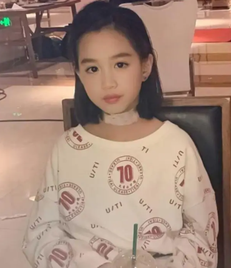 原创钟丽缇女儿考拉14岁生日，穿紫色抹胸礼服，身材曼妙颜值改变太大