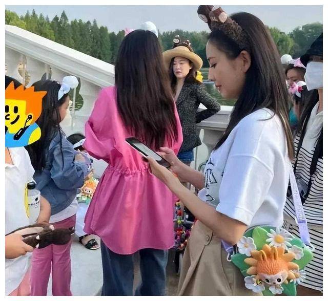 陈思诚佟丽娅一家户外探险，8岁女儿朵朵超像爸爸！