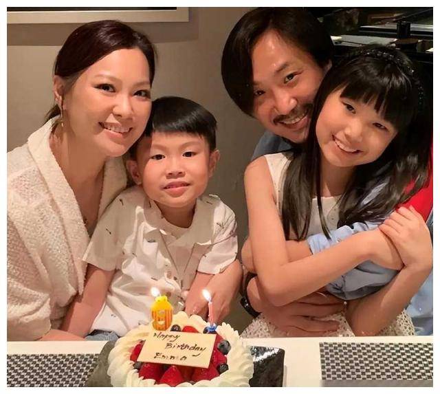 郑中基携妻子儿女现身，13岁女儿成熟气质佳，儿子呆萌可爱。