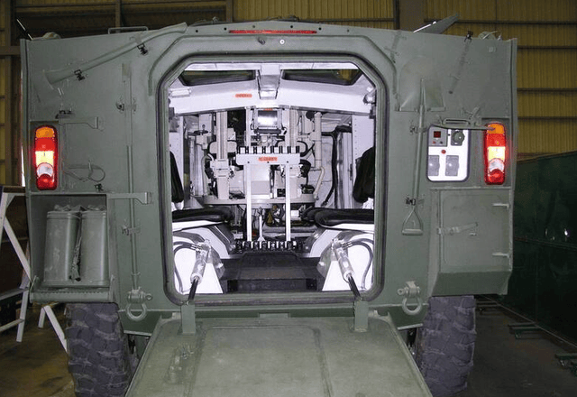 （云豹装甲车内部空间很小）台军激光炮虽然没有吹得那么厉害，很难压制