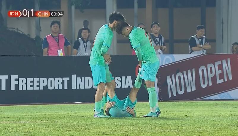 中国足球连遭重创！被新加坡绝平后，又被印尼羞辱，对手跪地庆祝