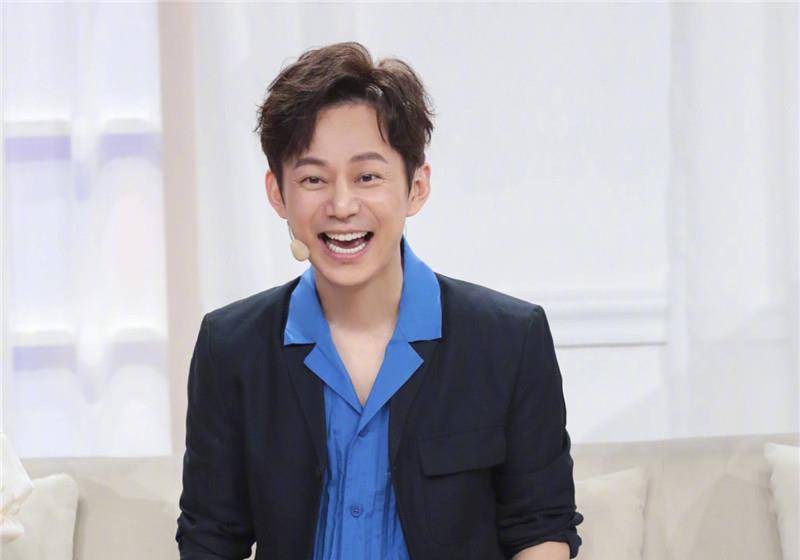 原创何炅收粉丝送的金条？高情商回应并表明态度，不在乎面子拒收一切礼物。