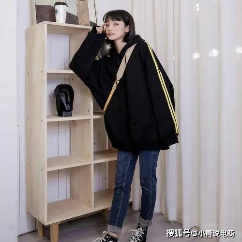牛仔裤配什么上衣好看