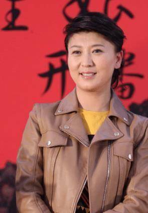 原创48岁闫学晶为27岁儿子未来发愁，素颜的她面容沧桑，言语显心酸