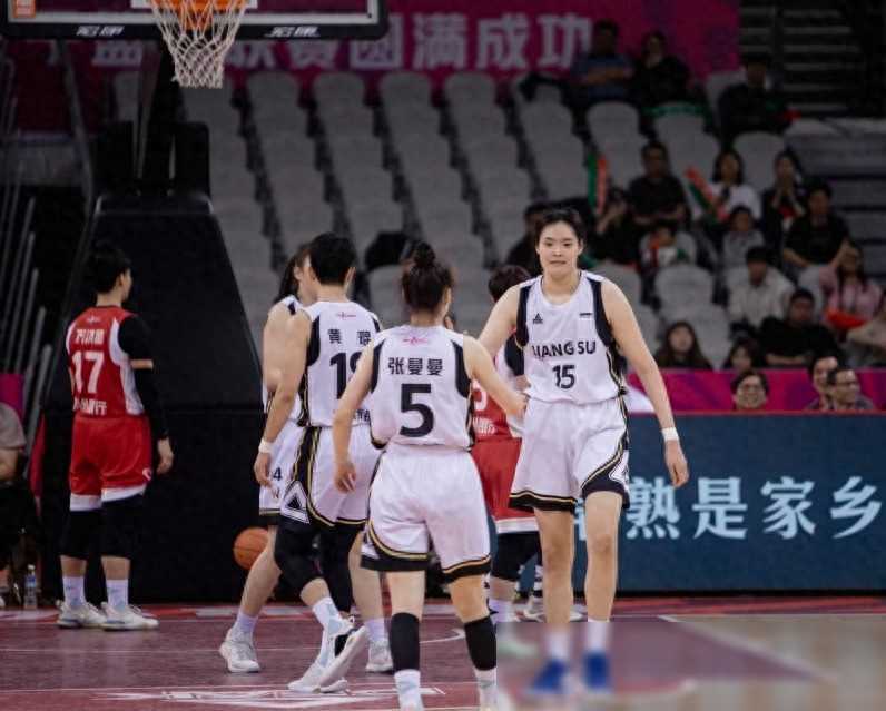 中国女篮又一24岁2米王牌轰21+4崛起，她是李月汝最佳替身？