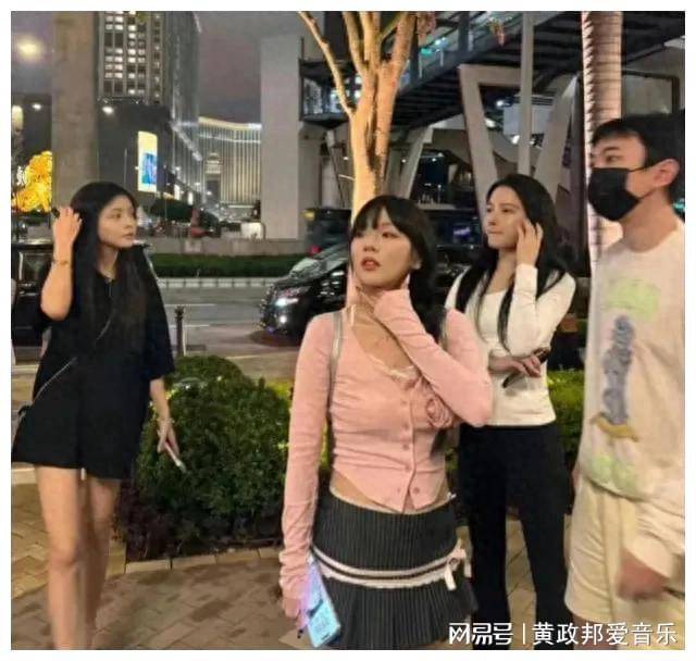 王思聪新女伴亮相,网友炸锅了:这也太土了吧?-王思聪新网红女友