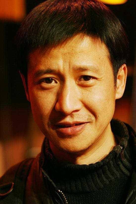 张国强：因穷被前妻抛弃，40岁二婚带子娶女明星，如今苦尽甘来