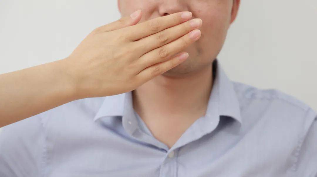 为什么人到中年，嘴里总有一股“异味儿”？究竟是什么原因导致的？