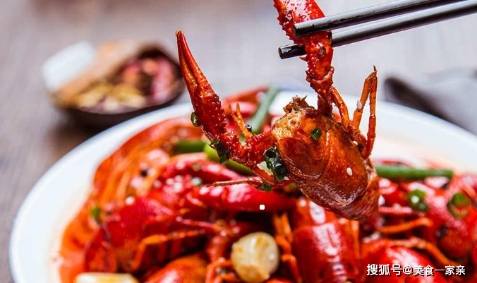 没吃过龙虾人生不算完整，尤其是烧烤摊上的“头牌”麻辣小龙虾！