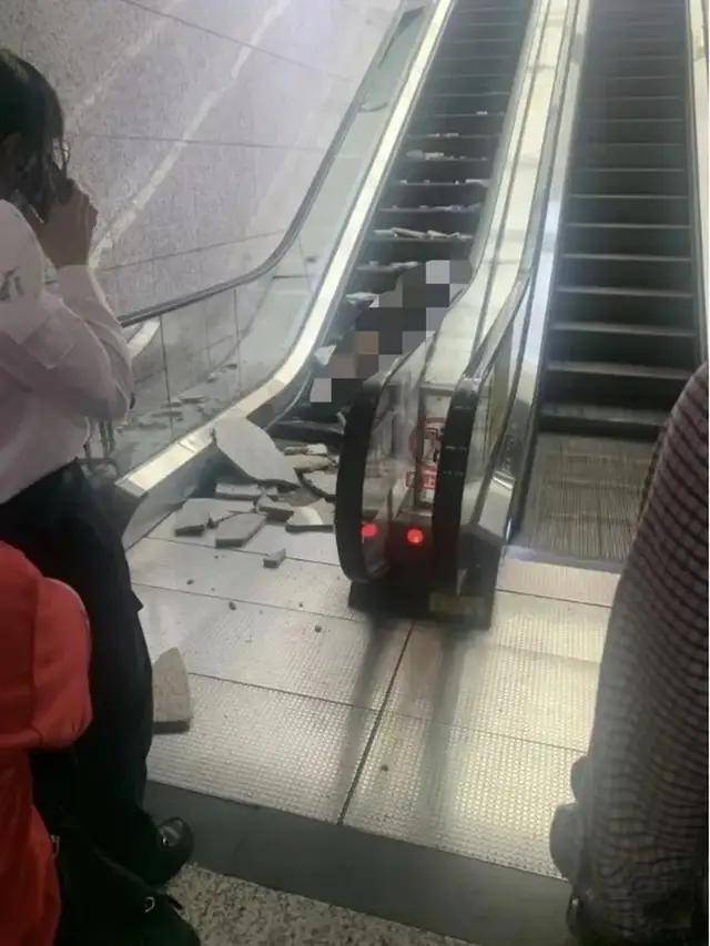 重庆一地铁站石砖脱落砸中孕妇