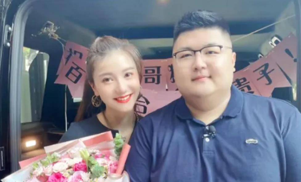 原创恭喜！网红猴哥与妻子办婚礼，何钰欣孕肚突出，婚宴花费300万