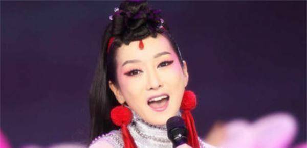 红极一时的萨顶顶，曾因假唱遭质疑，现凭新歌再度走红