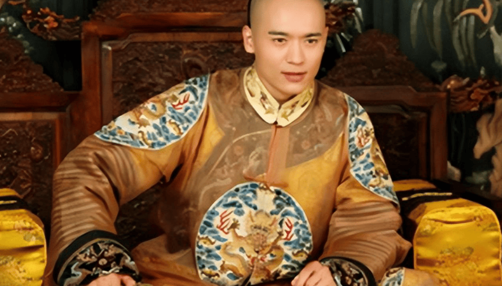 原创鳌拜被处死前请求见康熙，撕开衣服后康熙含泪免其死罪，这是为何