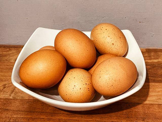 每天坚持吃鸡蛋的人，和不吃鸡蛋的人，这4个差距或许会比较明显