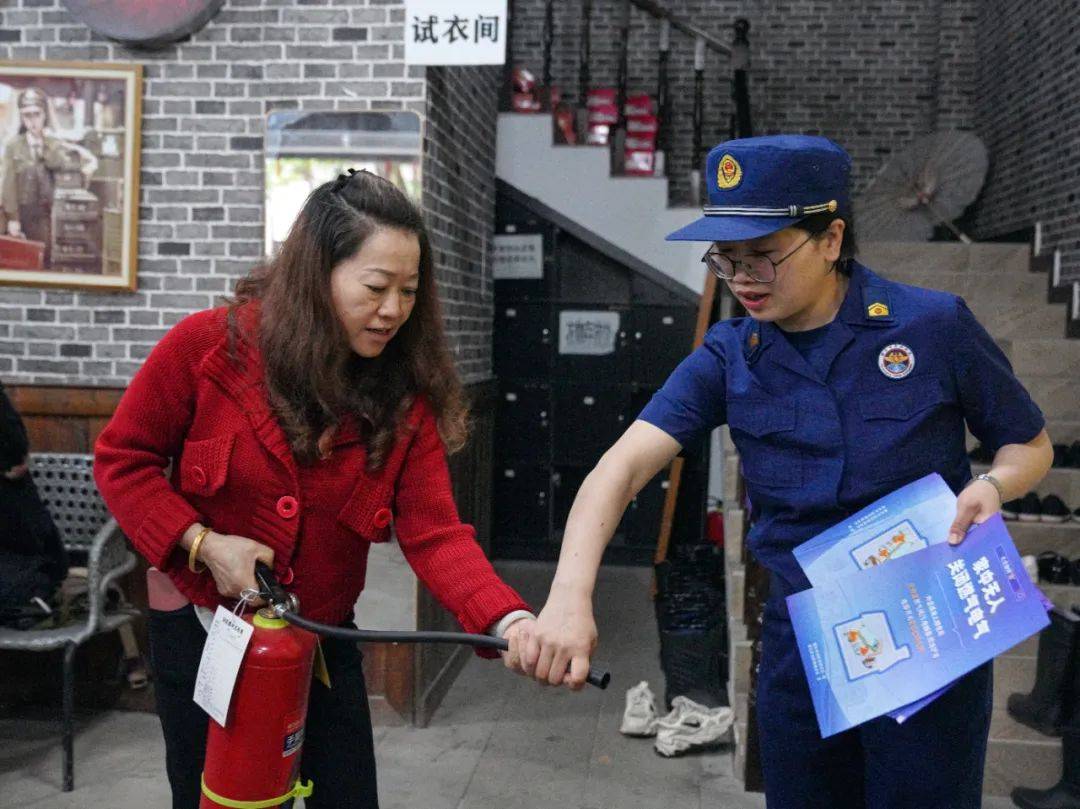 重庆渝北区消防节日期间深入民国街景区开展宣传提醒