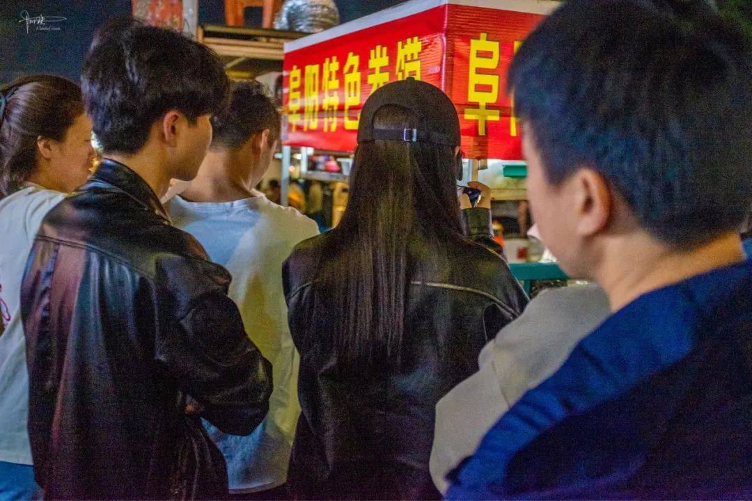 五一小长假，很多杭州人都选择到这里吃路边摊，还吃到凌晨两点钟