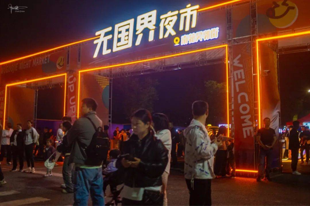 五一小长假，很多杭州人都选择到这里吃路边摊，还吃到凌晨两点钟