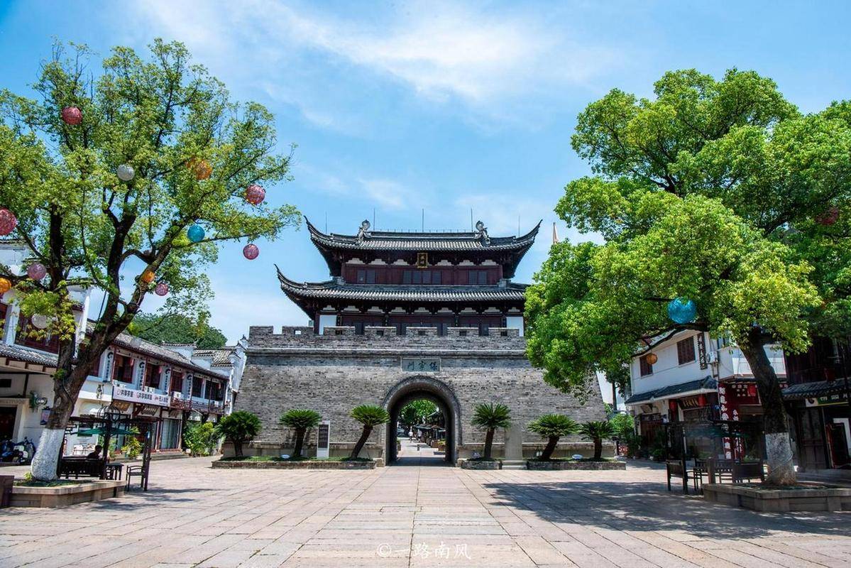 浙江一座历史悠久的古城，自古以来就是江南地区的重要商贸中心和文化重镇