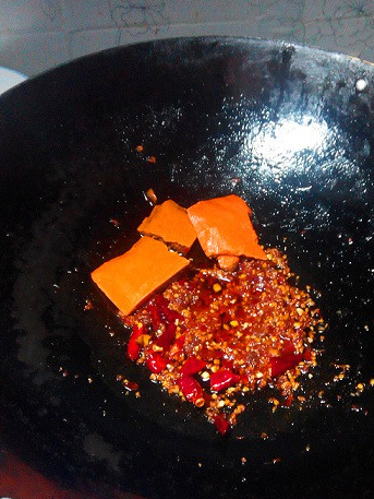 香辣干锅排骨：在家就能轻松做，下酒下饭，怎么吃都美味