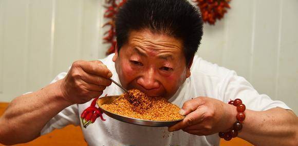 中国最能吃辣的人：不听医劝一天5斤辣椒配白酒，如今现状如何