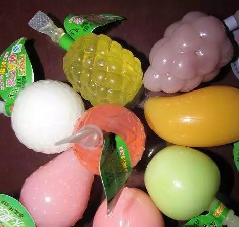 泡泡糖贴纸、绿舌头、魔鬼糖……哪个才是你童年的味道？