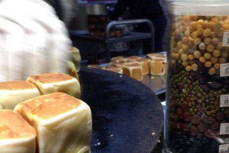街上小店卖的“麻将小吃”20块钱一斤，吃了一口之后整个人不淡定