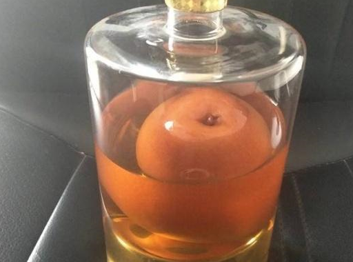 梨子装进酒瓶中，了解“梨酒”的制作过程，网友：喝着更放心了