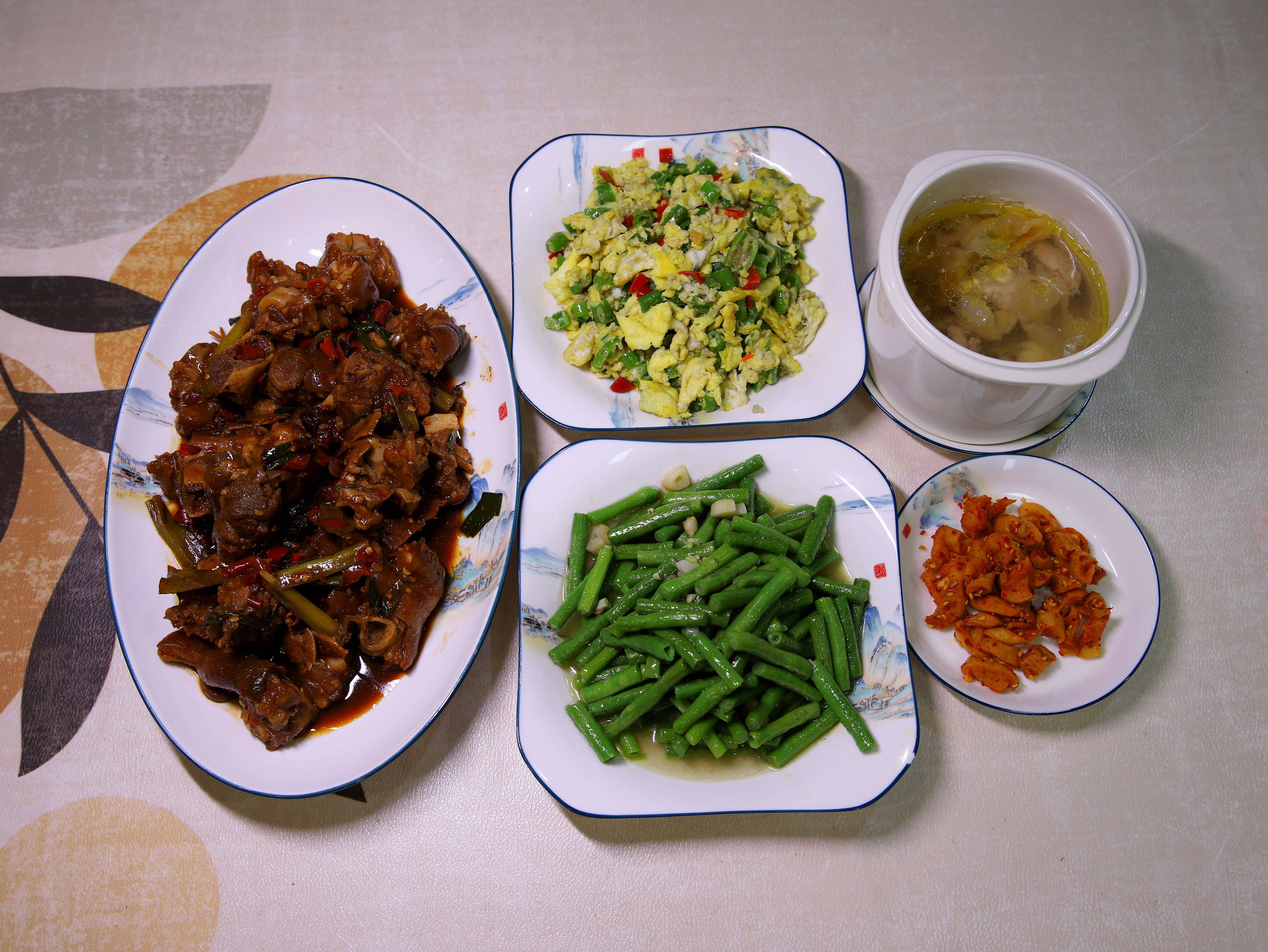 都说江西是吃辣天花板，看看普通人家的晚餐,是否辣椒炒辣椒