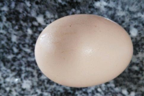 煎荷包蛋时，用凉油还是热油？很多人不清楚，难怪鸡蛋粘锅口感老