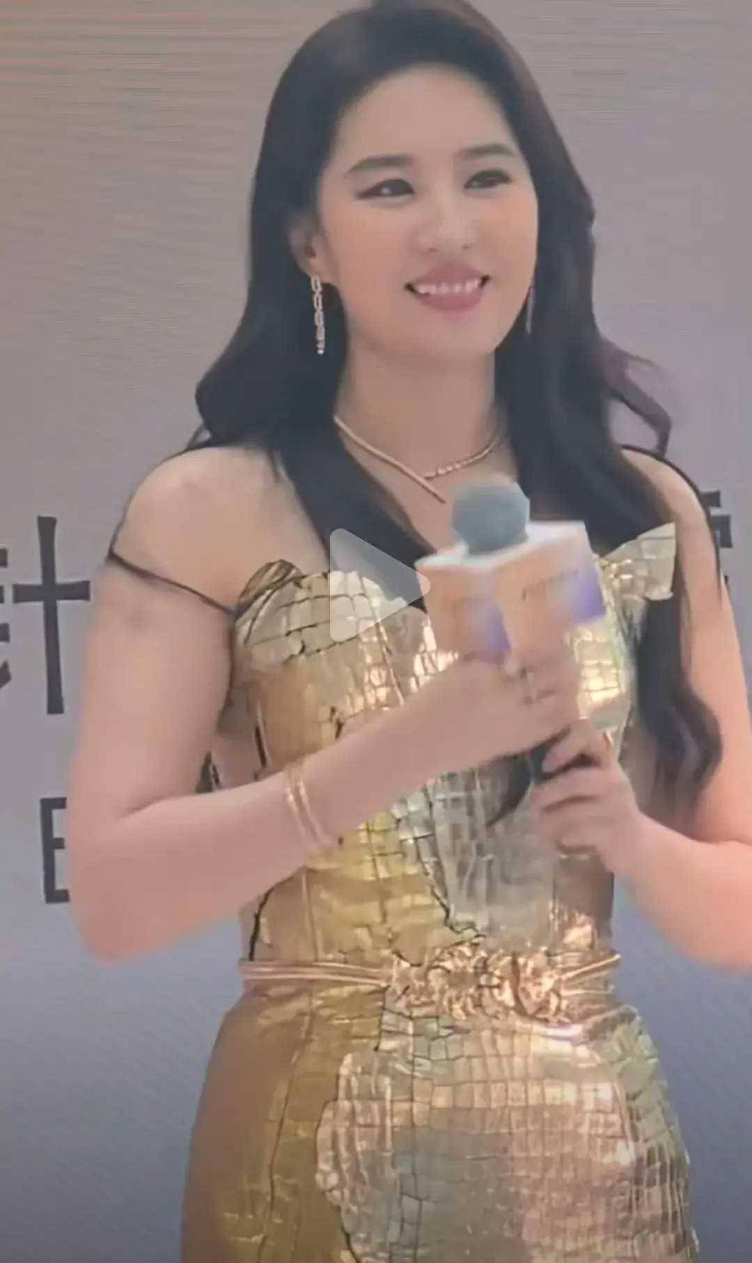 原创刘亦菲身材引热议，网友直呼“神仙姐姐”也发福了！