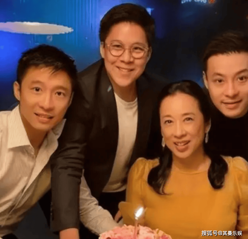 原创霍启刚三兄弟罕同框，36岁霍启仁太帅气，鞋履透露与兄长差异