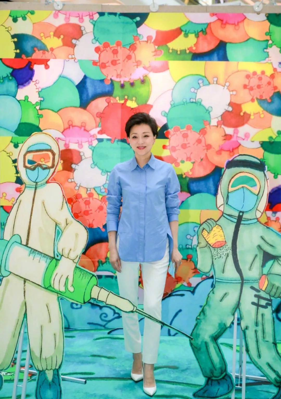 原创杨澜现身商场被围观，56岁头发稀疏断崖式衰老，但穿着端庄得体人老了气质优雅