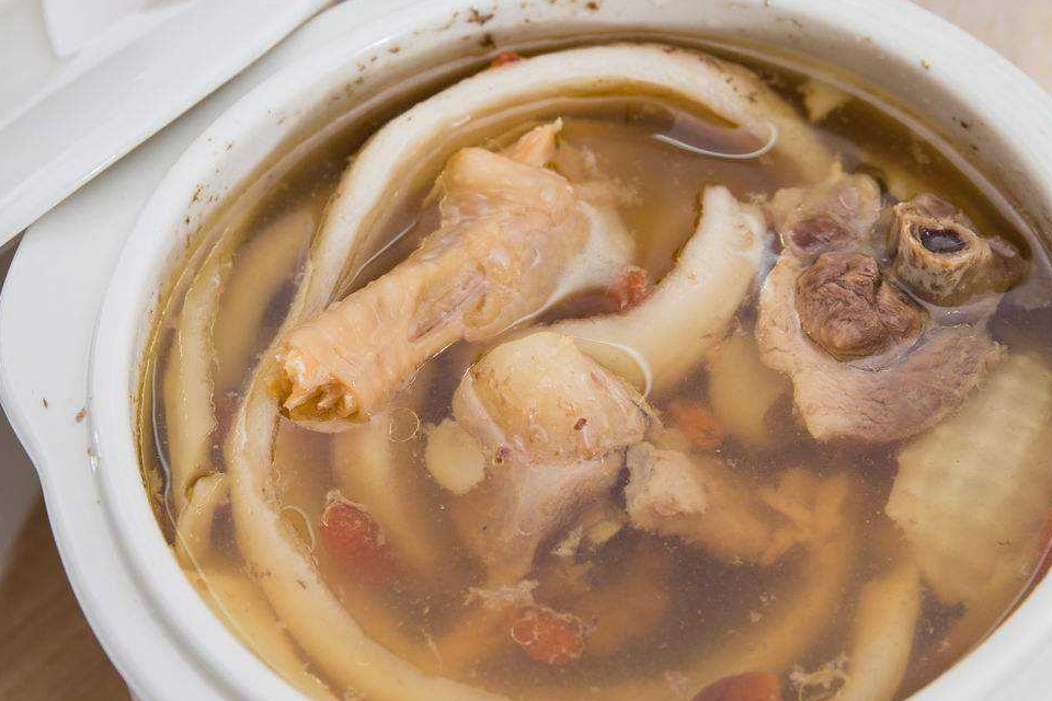 椰子不光能做饮料，椰子炖鸡味美鲜甜，连汤汁喝个干净_椰汁_叶子上_的作用