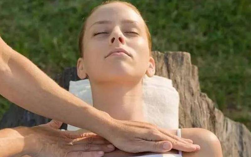 美丽妆阁丨胸部护理秘诀：按摩让你更加自信