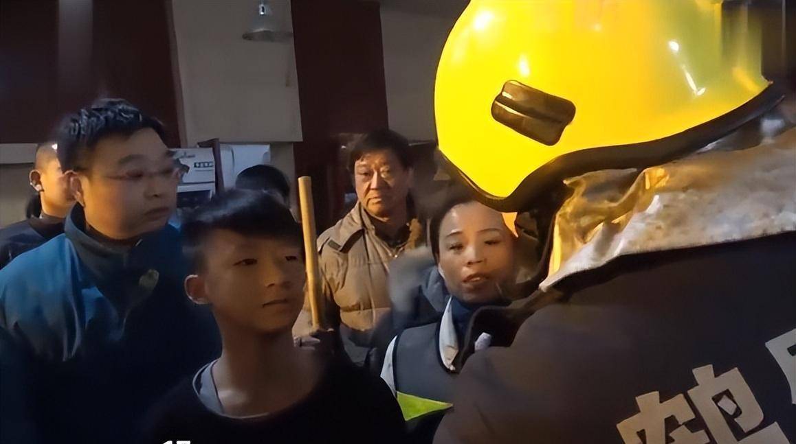 原创 2019年,15岁少年6次倒挂下井,舍命救3岁女童,女童父亲下跪感激-14岁少年倒挂救女孩