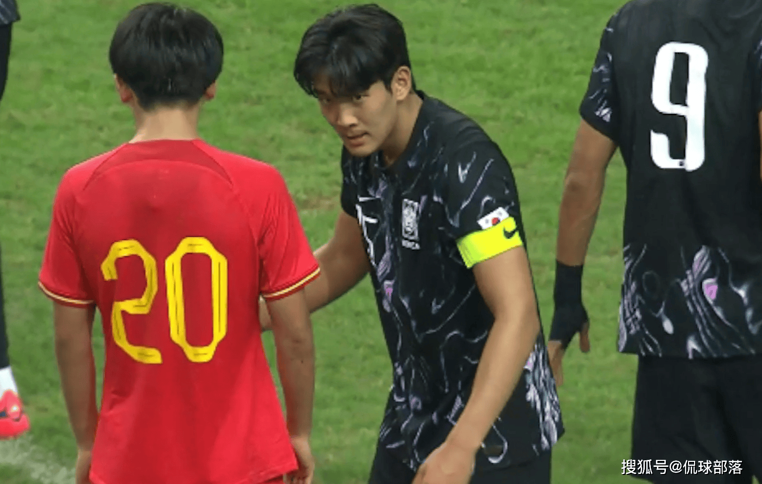 原创2-0！中国男足扬眉吐气：完胜韩国，3战不败+0失球夺冠，球迷沸腾