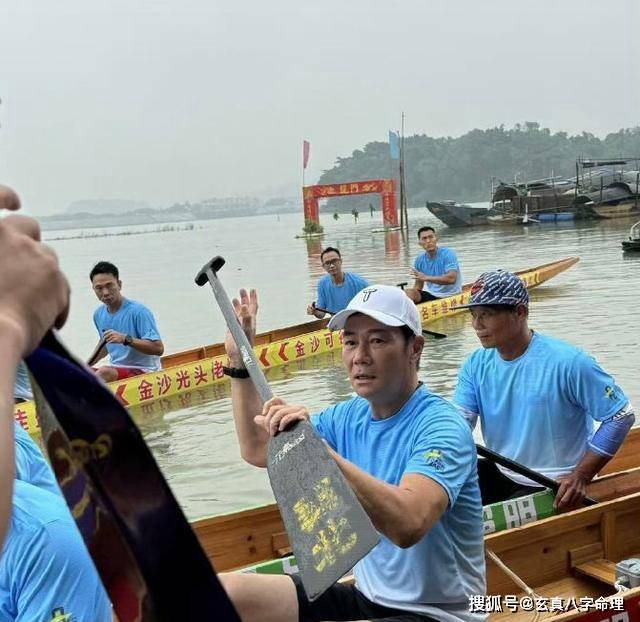 原创 张兆辉亮相佛山龙舟赛!61岁型男身材引人注目,胸肌线条动人!-张兆辉生日