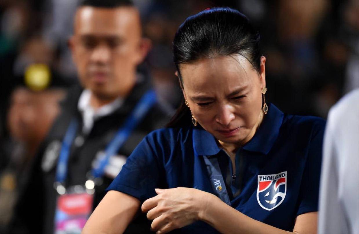 伍伦盼含泪向泰国球迷道歉！泰媒：新加坡门将5次重要扑救帮了中国队大忙