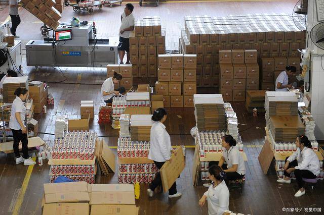 “液体黄金”飞天茅台价格持续下跌后的众生相:线上价格跌至2320元/瓶!-黄金液体酒贵州茅台镇