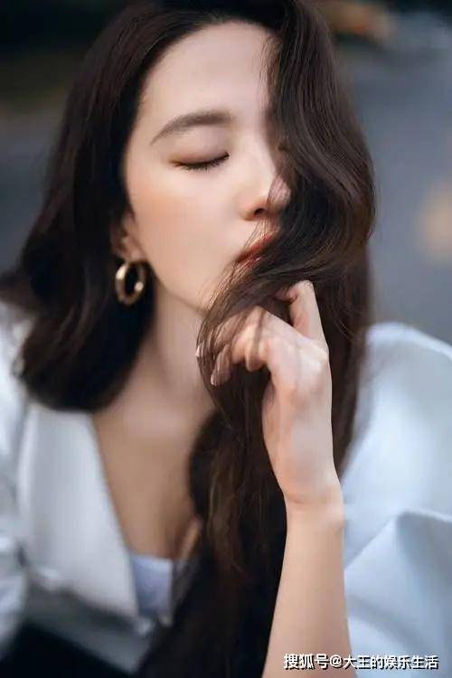 原创外媒眼中人气高的华人明星，刘亦菲上榜，成龙第二，第一实至名归