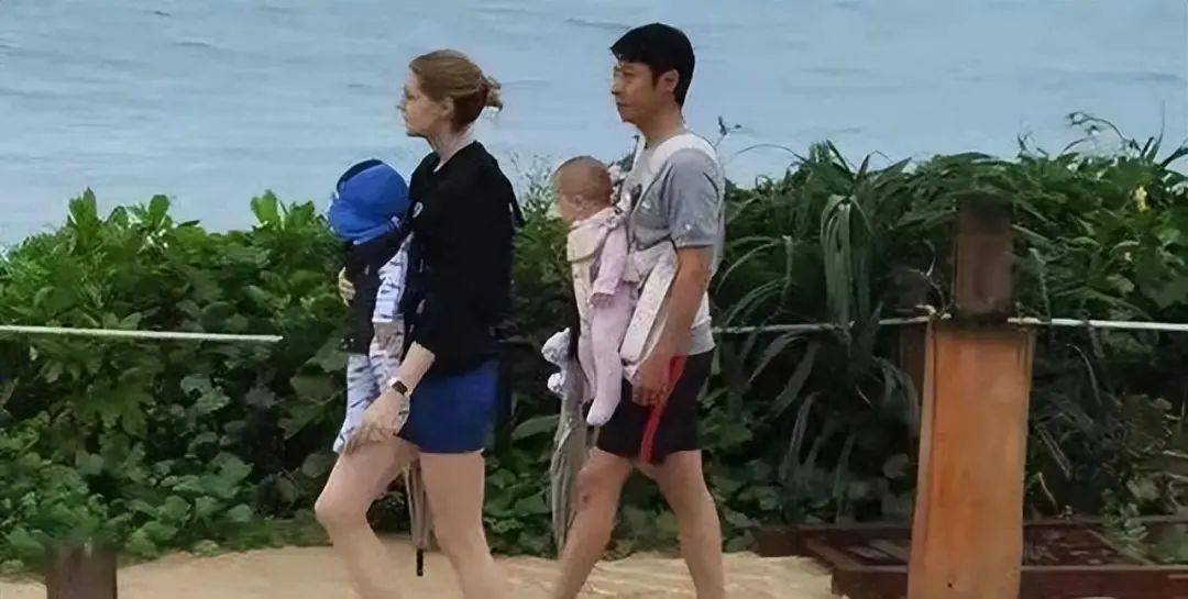 原创撒贝宁携家人现身南京，夫妻两人穿情侣上衣逛街，李白大长腿瞩目