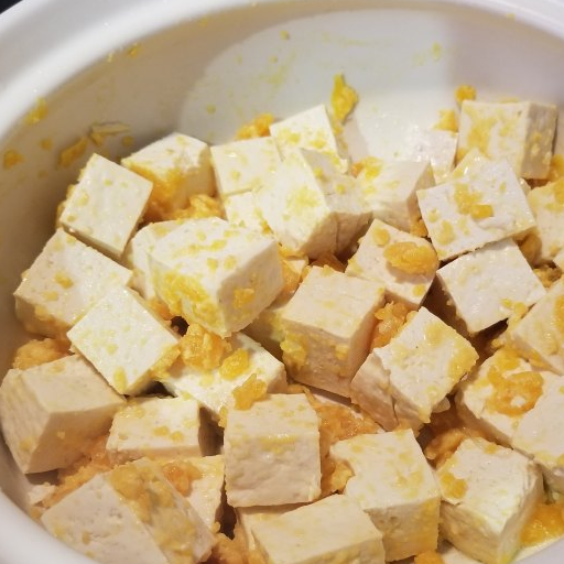 咸蛋黄虾仁豆腐，咸蛋黄一定要放，又滑又嫩特别好吃