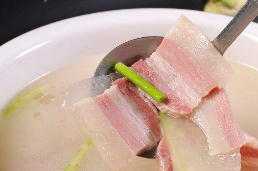 夏天就该吃点清淡的，这锅汤有肉还有豆腐但丝毫不腻！