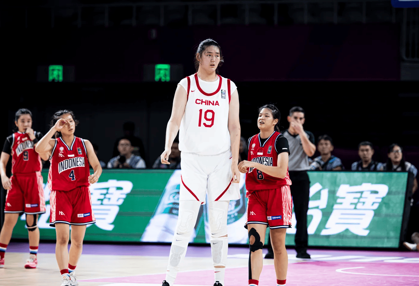 中国女篮59分狂胜，单节33-9，身高超姚明中锋9中9轰19分