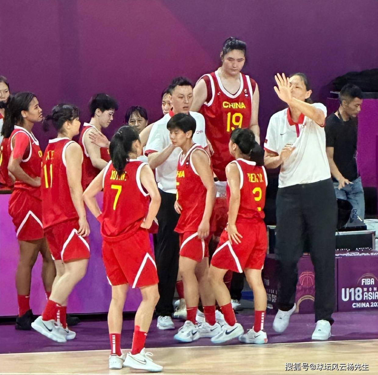 爆冷！中国女篮79-96不敌澳大利亚队，张子宇空砍42分泪洒赛场